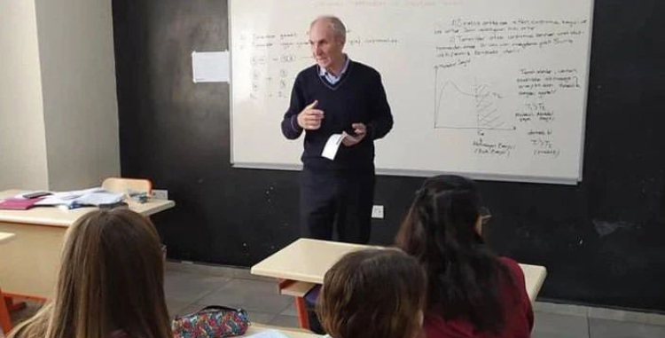 IRAKLI ÖĞRENCİNİN VURDUĞU OKUL MÜDÜRÜ HAYATINI KAYBETTİ