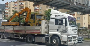 DİKKATSİZ TIR SÜRÜCÜSÜ TRAFİĞİ FELÇ ETTİ