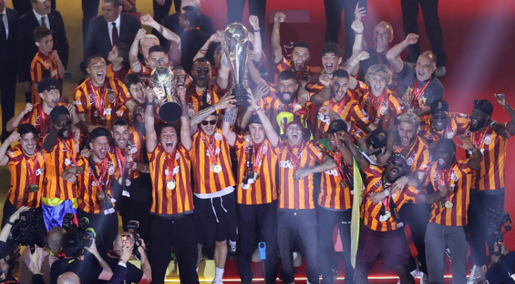 GALATASARAY, ŞAMPİYONLUK KUPASINA KAVUŞTU