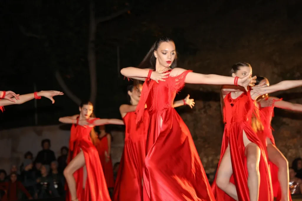 GENÇLİK FESTİVALİNDE YÖRESEL DANS COŞKUSU