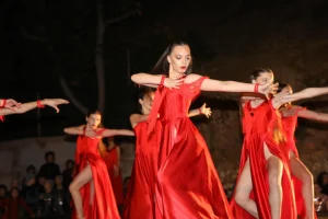 GENÇLİK FESTİVALİNDE YÖRESEL DANS COŞKUSU