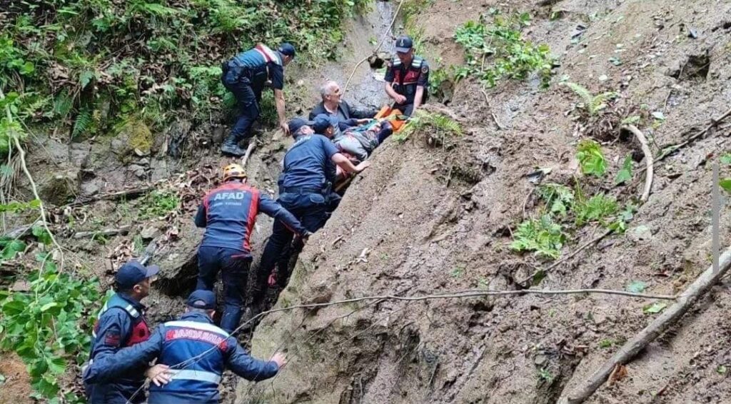 RİZE’DE ARAÇ UÇURUMA YUVARLANDI KAZADA 1 ÖLÜ 4 YARALI