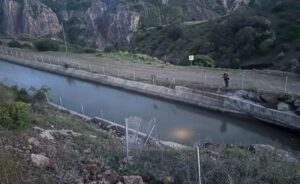 SU KANALINA DÜŞEN ARAÇTA 2 KİŞİ KAYIP