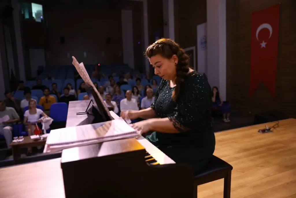 ALKÜ’DE MÜZİK KONSERLERİ MEST ETTİ