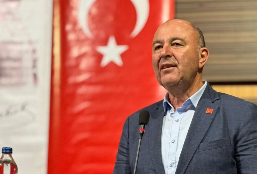 BAŞKAN KANDEMİR HERKESİ EV VE İŞ YERLERİNE BAYRAK ASMAYA ÇAĞIRDI