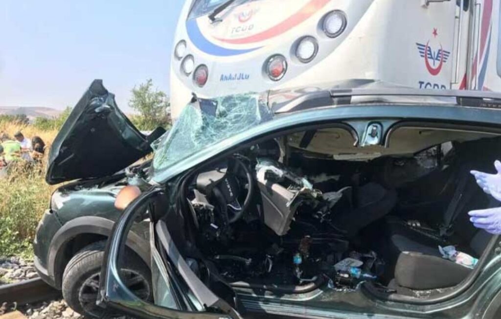 İZMİR’DE TREN HEMZEMİN GEÇİTTE ARABAYA ÇARPTI ÜÇ ÖLÜ