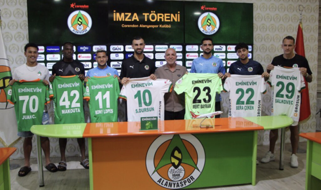 ALANYASPOR, YENİ TRANSFERLERİNE İMZA TÖRENİ DÜZENLEDİ