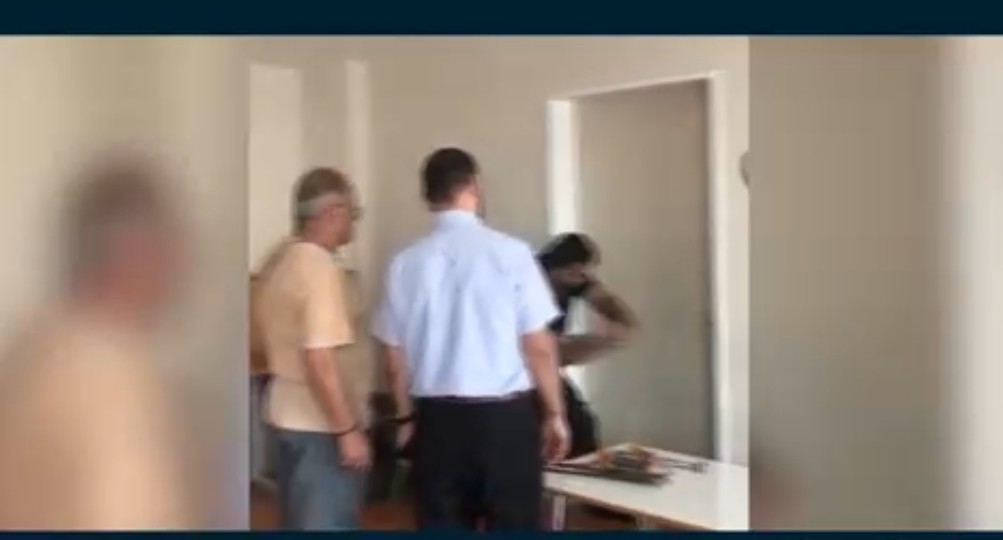 MÜDÜR YARDIMCISININ KAPISINI KIRAN OKUL MÜDÜRÜ AÇIĞA ALINDI