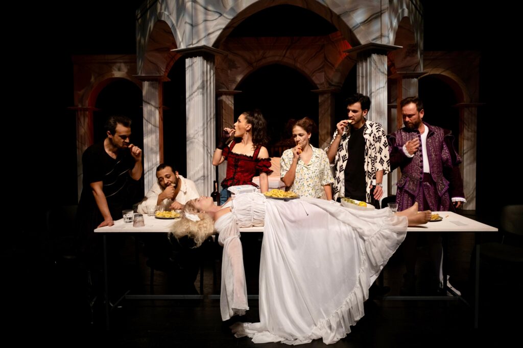 ALANYA BELEDİYE TİYATROSU PERDELERİNİ AÇTI