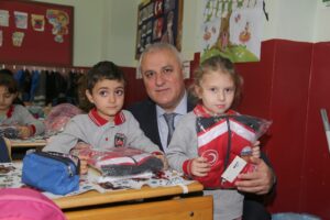 BAŞKAN ERAY ERDEM:”PAYALLAR İLKOKULU’NDA 561 ÖĞRENCİMİZE DESTEK VERDİK