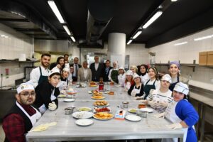 ÖZEL GEREKSİNİMLİ BİREYLER, ENGELSİZ MUTFAKTA YETENEKLERİNİ SERGİLEDİ