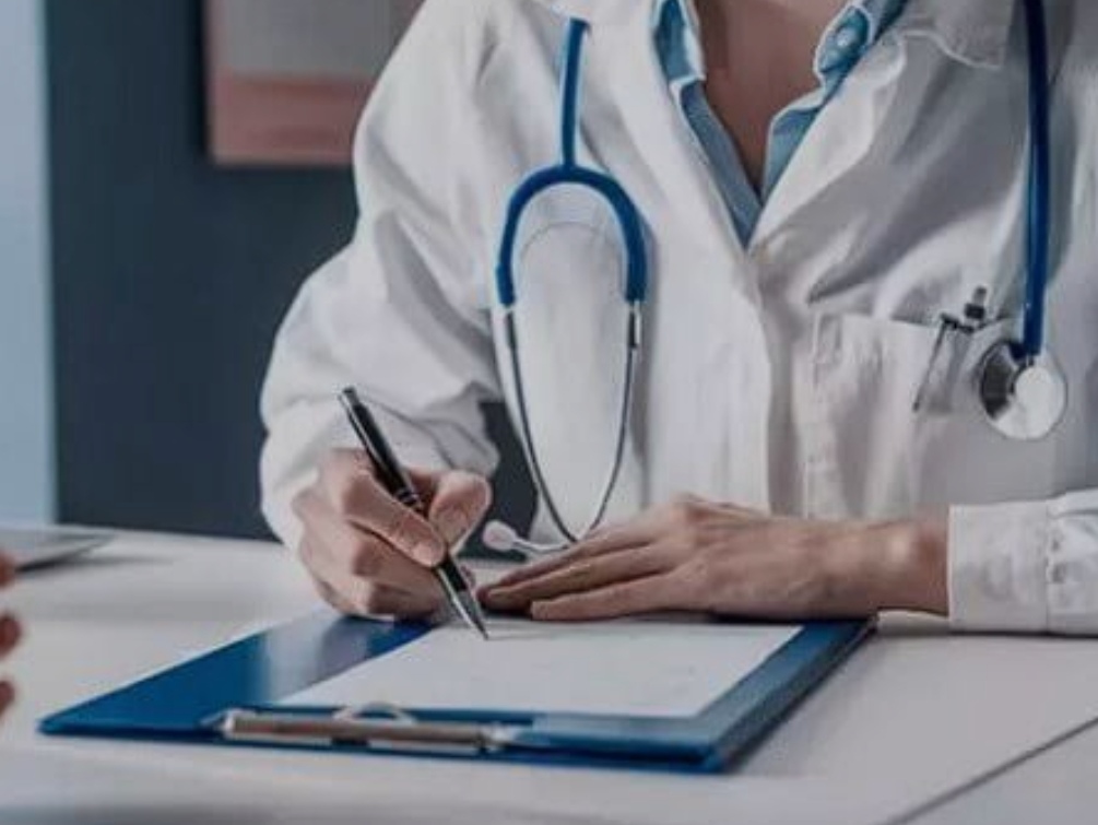 ALANYA’DA AİLE HEKİMLERİNDEN İŞİ BIRAKMA EYLEMİNE DESTEK