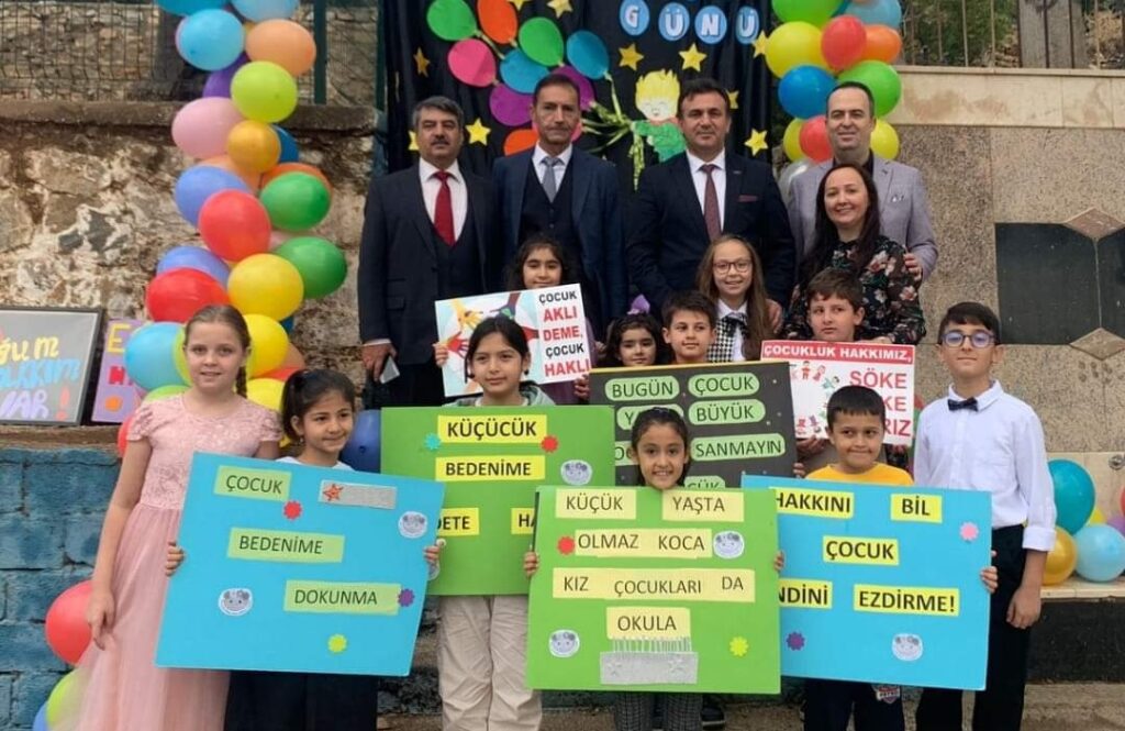 DÜNYA ÇOCUK HAKLARI GÜNÜNDE ANLAMLI KARELER