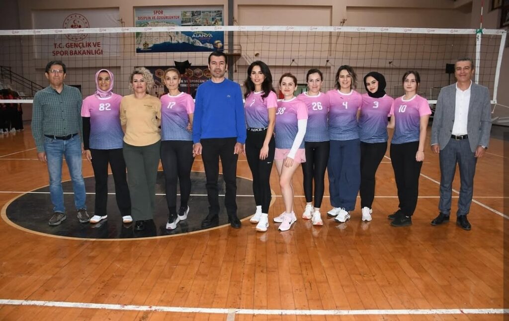 DOSTLUĞUN EN GÜZEL ÖRNEĞİ KADIN SAĞLIKÇILAR VOLEYBOL TURNUVASINDA