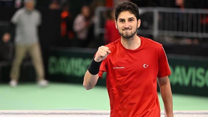 MİLLİ RAKET ALTUĞ ÇELİKBİLEK, BEYİN KANAMASI GEÇİREREK AMELİYAT EDİLDİ