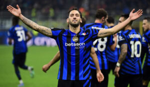 HAKAN ÇALHANOĞLU, AYIN FUTBOLCUSU SEÇİLDİ