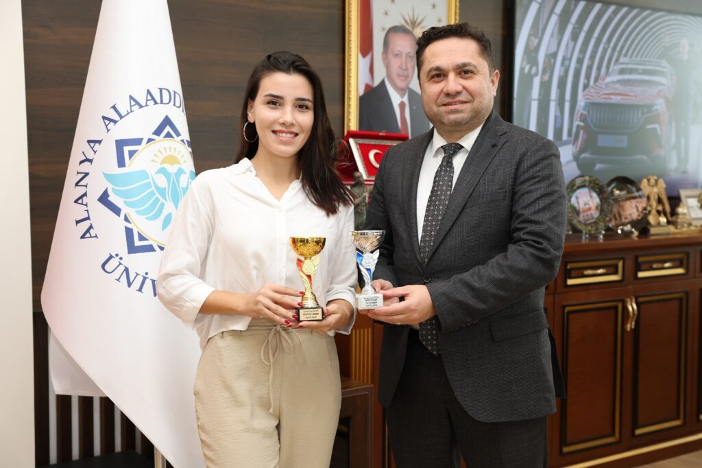 ALKÜ’LÜ BUZ PATENİ ŞAMPİYONUNDAN REKTÖR TÜRKDOĞAN’A ZİYARET