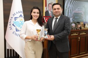 ALKÜ’LÜ BUZ PATENİ ŞAMPİYONUNDAN REKTÖR TÜRKDOĞAN’A ZİYARET