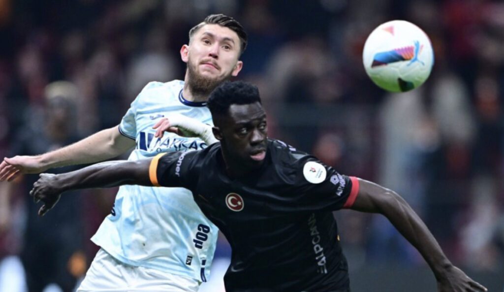 ADANA DEMİRSPOR, GALATASARAY KARŞISINDA SAHADAN ÇEKİLDİ