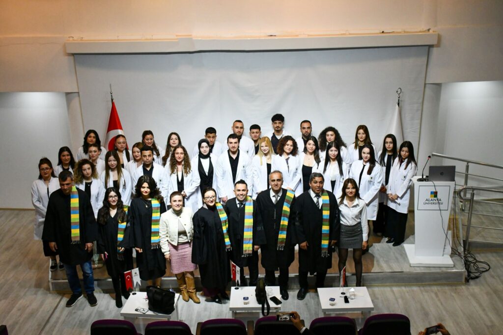 FİZYOTERAPİ VE REHABİLİTASYON ÖĞRENCİLERİ BEYAZ ÖNLÜKLERİNİ GİYDİ