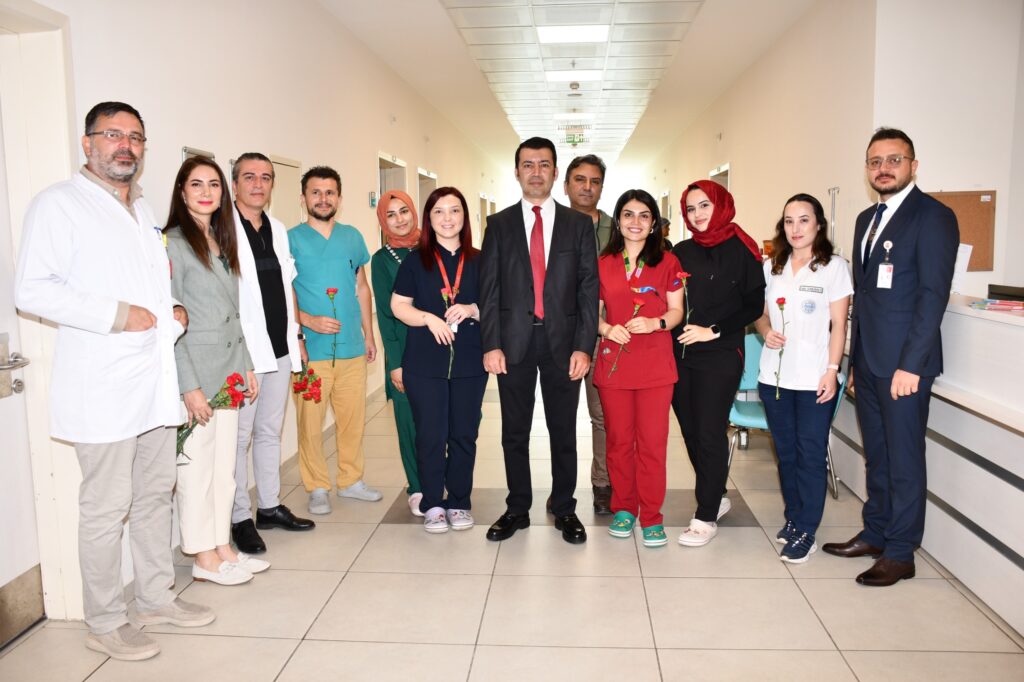 HEMŞİRELERE KARANFİLLİ KUTLAMA