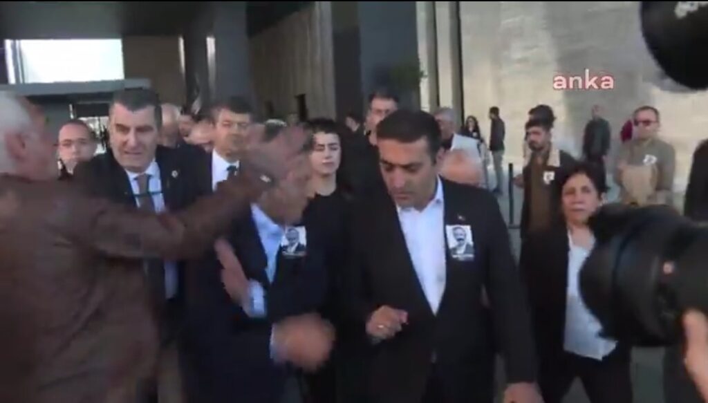 CHP LİDERİ ÖZGÜR ÖZEL’E CENAZEDE ÇİRKİN SALDIRI!