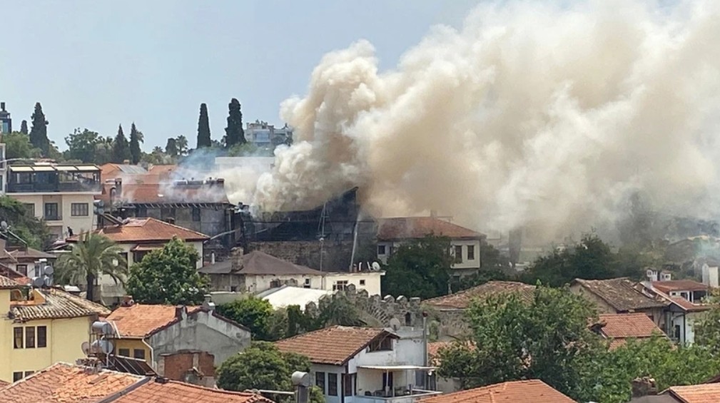 TARİHİ KALEİÇİ’NDE KORKUTAN YANGIN