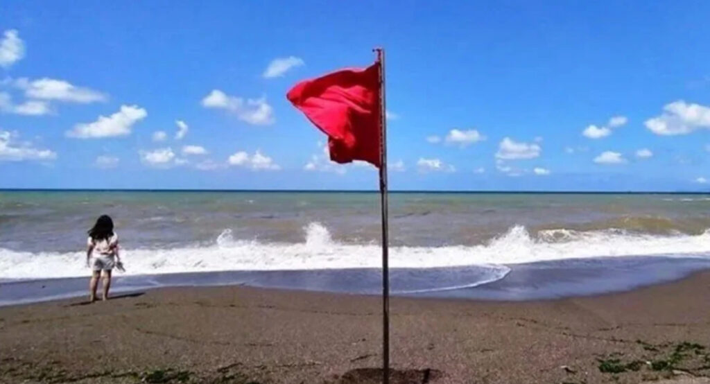 ALANYA’DA TÜM SAHİLLERDE DENİZE GİRMEK YASAKLANDI