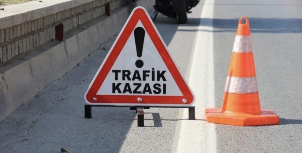 “KONAKLI’DA KAMYONET OTOMOBİLE ÇARPTI: ORTALIK SAVAŞ ALANINA DÖNDÜ”