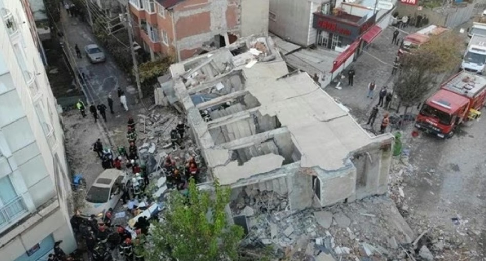 GEBZE’DE 7 KATLI BİNA ÇÖKTÜ: