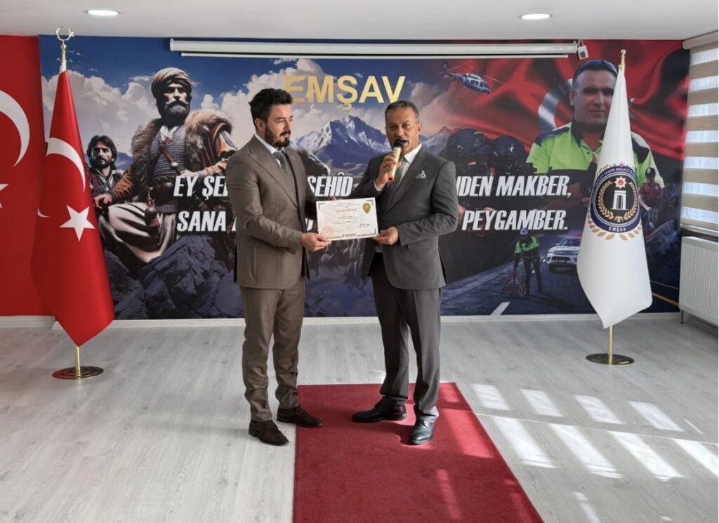 EMŞAV’DAN HAKAN ÇOBAN’A ONURLANDIRAN BELGE