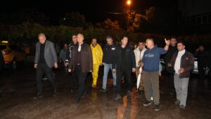 BAŞKAN ÖZÇELİK ALANYA’DA SEL SONRASI SAHAYA İNDİ