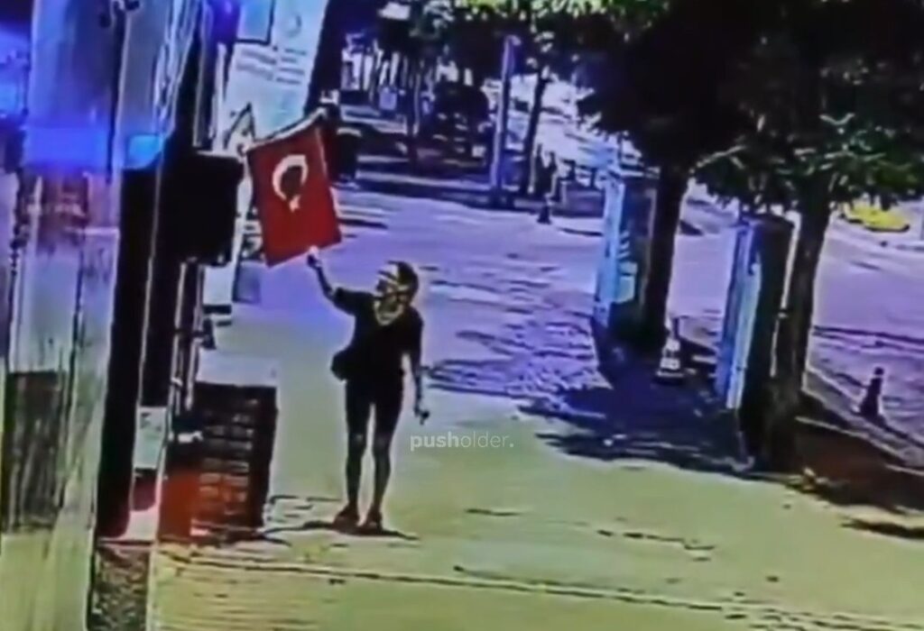 MUĞLA’DA TÜRK BAYRAĞINI YAKAN KADIN GÖZALTINDA