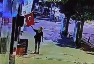MUĞLA’DA TÜRK BAYRAĞINI YAKAN KADIN GÖZALTINDA