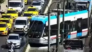SON DAKİKA l İSTANBUL’DA TRAMVAY RAYDAN ÇIKTI