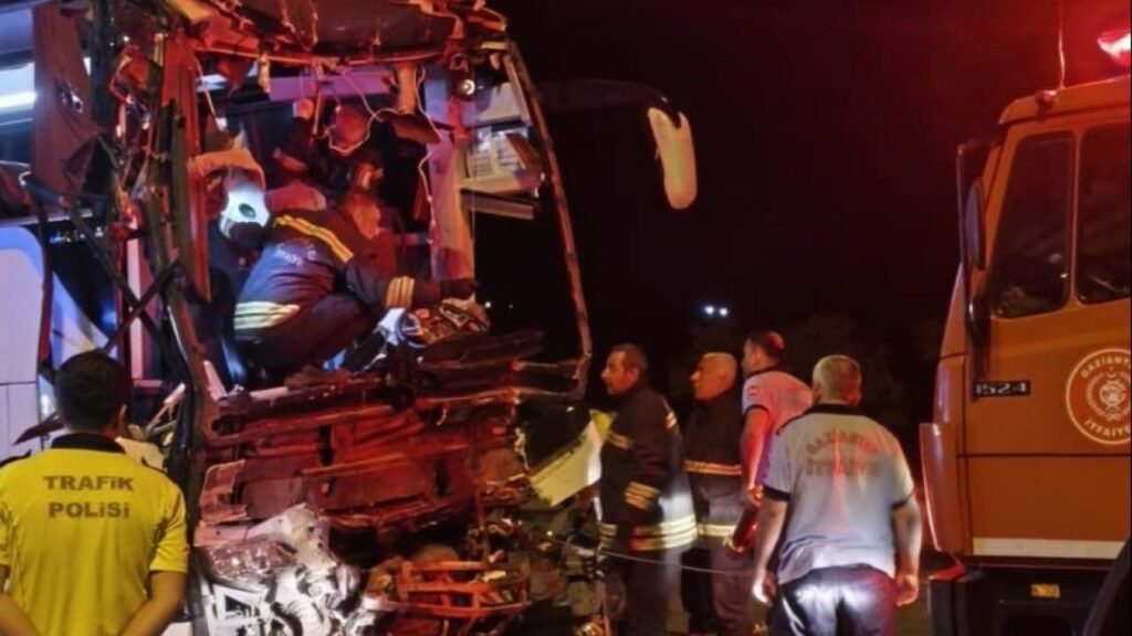 GAZİANTEP’DE FECİ KAZA: 2 ÖLÜ 17 YARALI