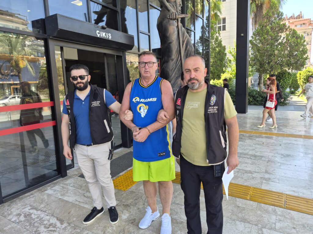 TÜRK BAYRAĞINA TÜKÜRDÜ, CEZAEVİNİ BOYLADI