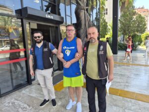 TÜRK BAYRAĞINA TÜKÜRDÜ, CEZAEVİNİ BOYLADI