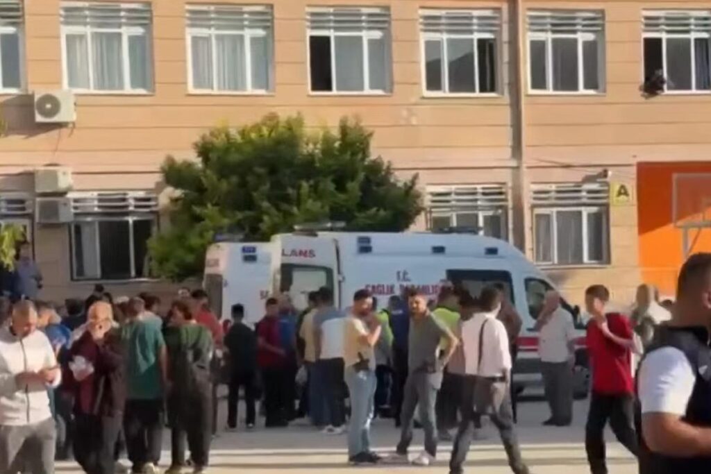 SON DAKİKA l MANİSA TURGUTLU’DA LİSEYE SİLAHLI SALDIRI!