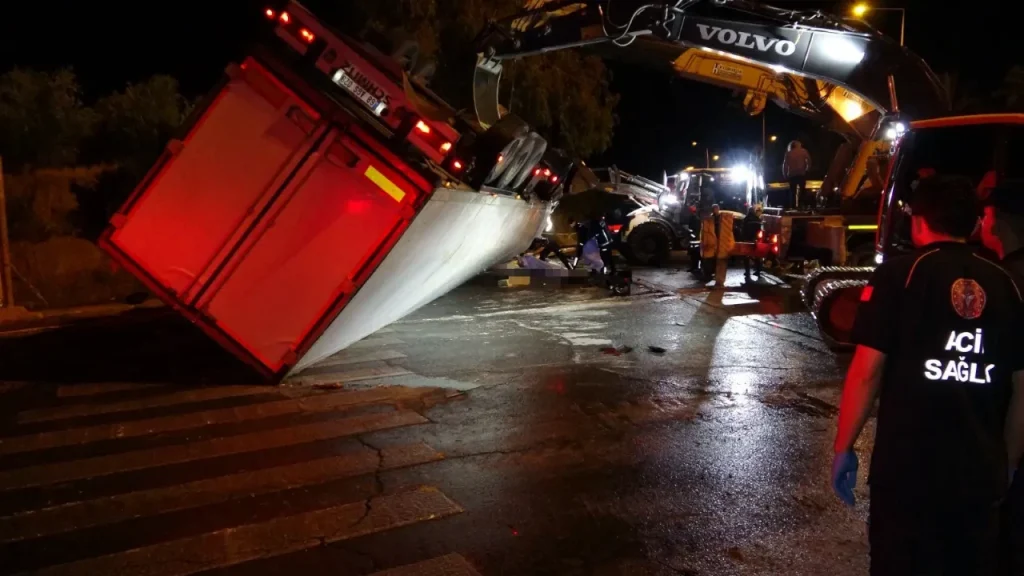 MANAVGAT’TA FECİ TIR KAZASI: 2 KİŞİ HAYATINI KAYBETTİ