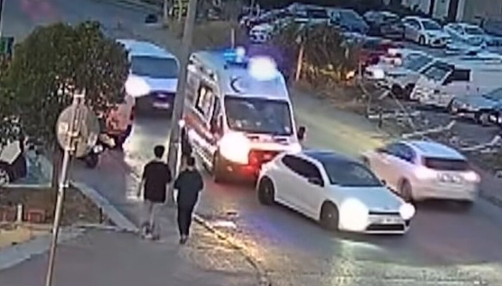 AMBULANSI DURDURDU, BEDELİ AĞIR OLDU