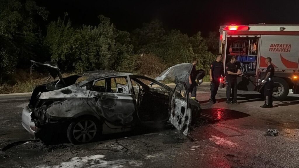 ALANYA’DA OTOMOBİL ALEVLERE TESLİM OLDU