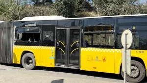 İSTANBUL SUTANGAZİ’DE İETT OTOBÜSÜ DUVARA ÇARPTI: 4 YARALI