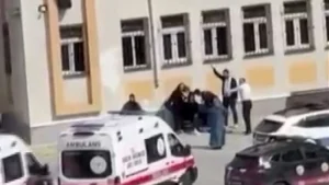 SON DAKİKA l İSTANBUL ESENYURT’TA LİSEDE BIÇAKLI KAVGA: 2 YARALI