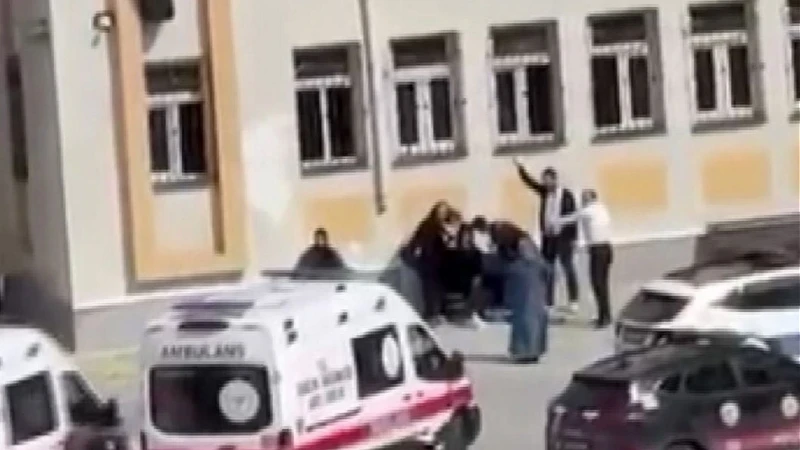SON DAKİKA l İSTANBUL ESENYURT’TA LİSEDE BIÇAKLI KAVGA: 2 YARALI