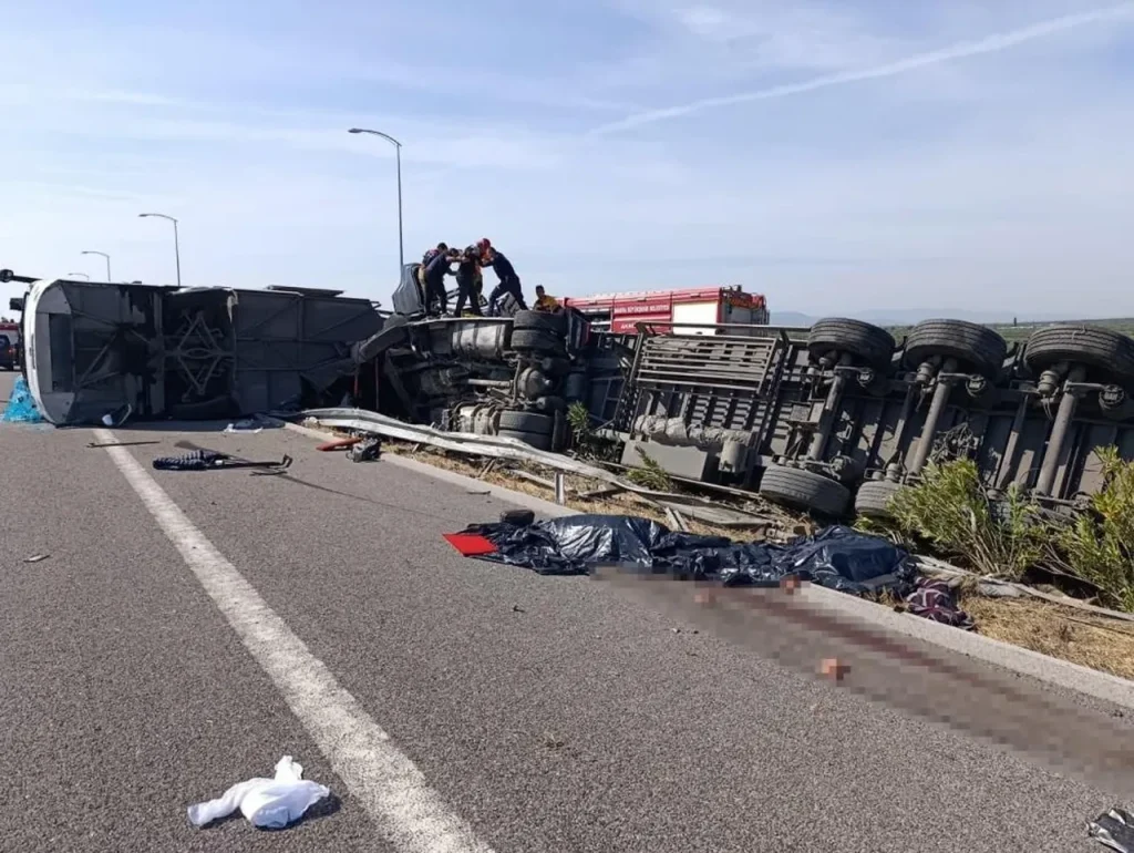 SON DAKİKA l MANİSA’DA FECİ KAZA: 11 ÖLÜ, 32 YARALI