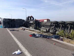 SON DAKİKA l MANİSA’DA FECİ KAZA: 11 ÖLÜ, 32 YARALI