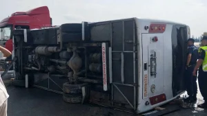 SON DAKİKA l ANTALYA’DA YOLCU OTOBÜSÜ DEVRİLDİ: 1 AĞIR, 17 YARALI