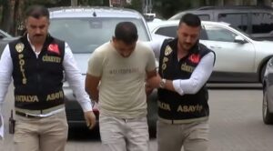 ANTALYA’DA ÖNCE KAYNAR SU DÖKTÜ, SONRA BOĞARAK ÖLDÜRDÜ!
